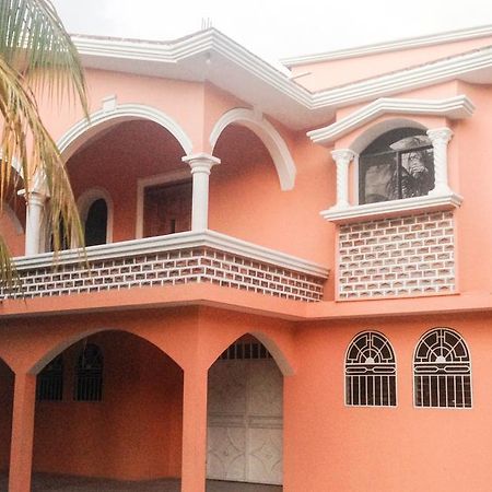 Le Dubourg Guesthouse Montrouis Exterior foto