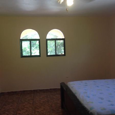 Le Dubourg Guesthouse Montrouis Exterior foto