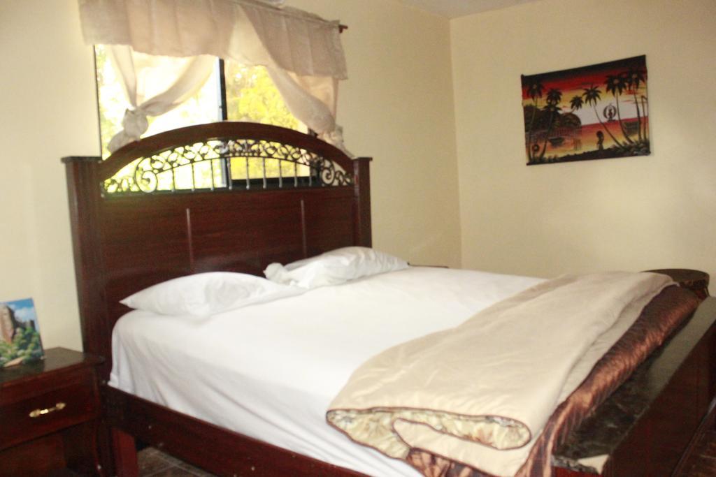 Le Dubourg Guesthouse Montrouis Zimmer foto