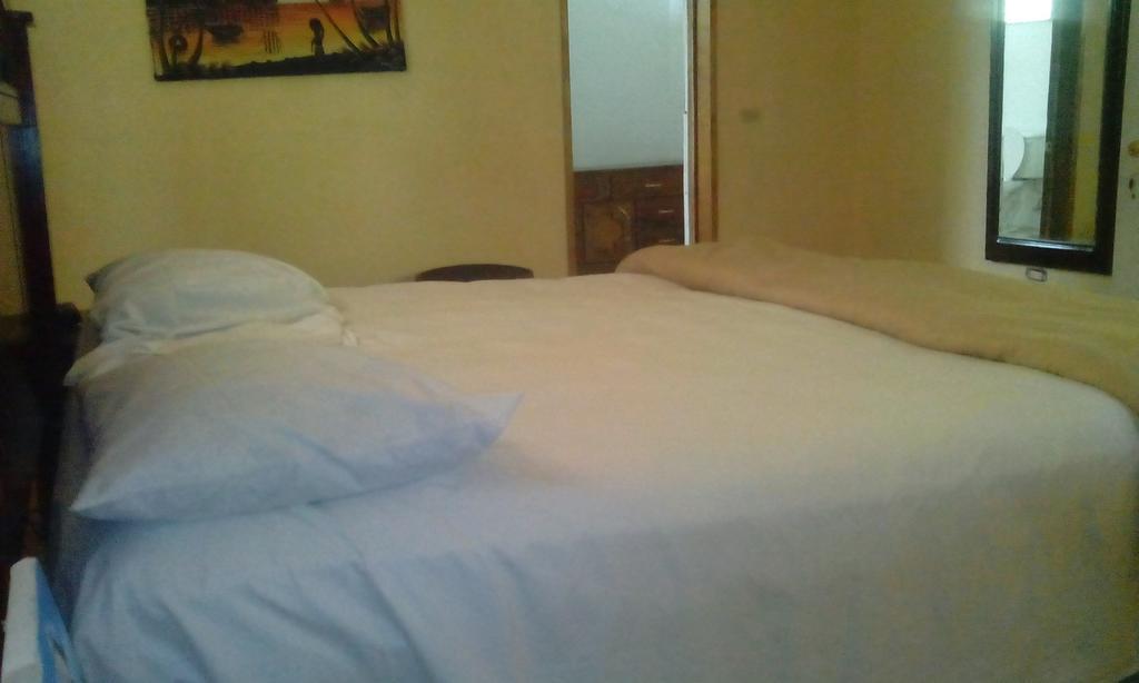 Le Dubourg Guesthouse Montrouis Zimmer foto