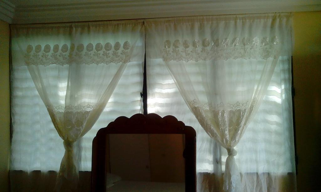 Le Dubourg Guesthouse Montrouis Zimmer foto