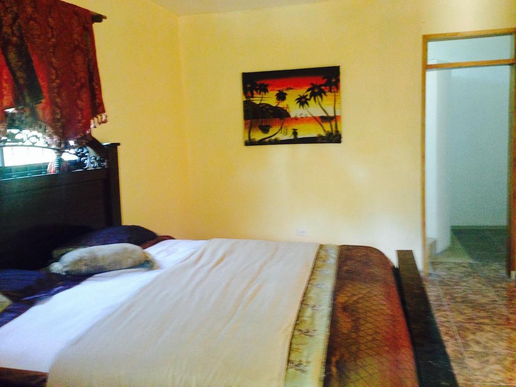 Le Dubourg Guesthouse Montrouis Zimmer foto