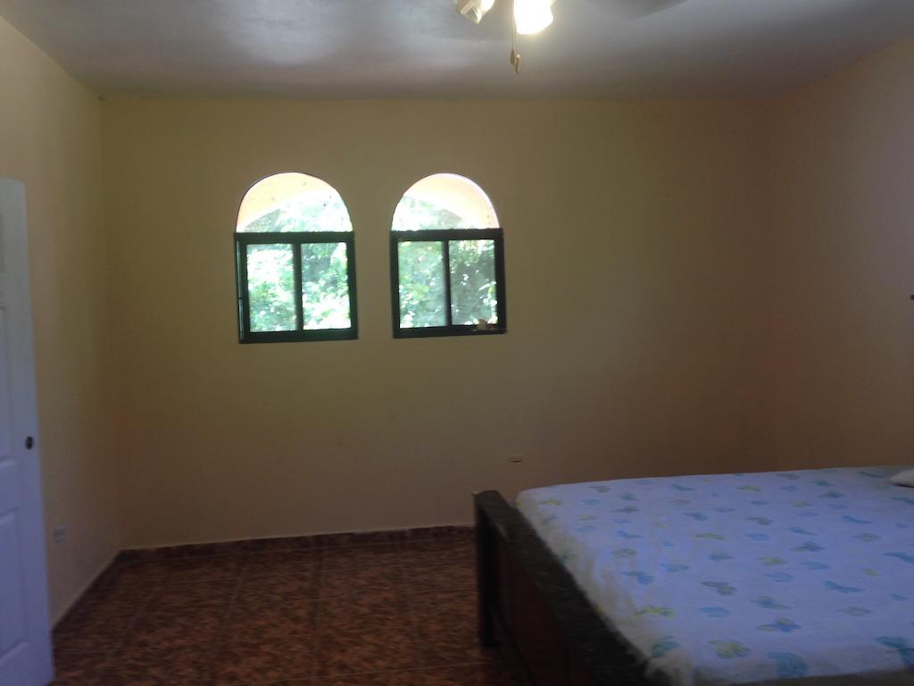 Le Dubourg Guesthouse Montrouis Exterior foto