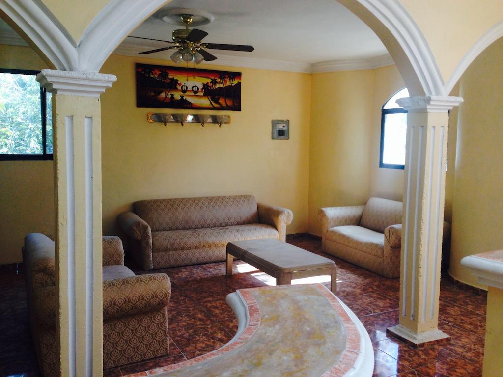 Le Dubourg Guesthouse Montrouis Zimmer foto