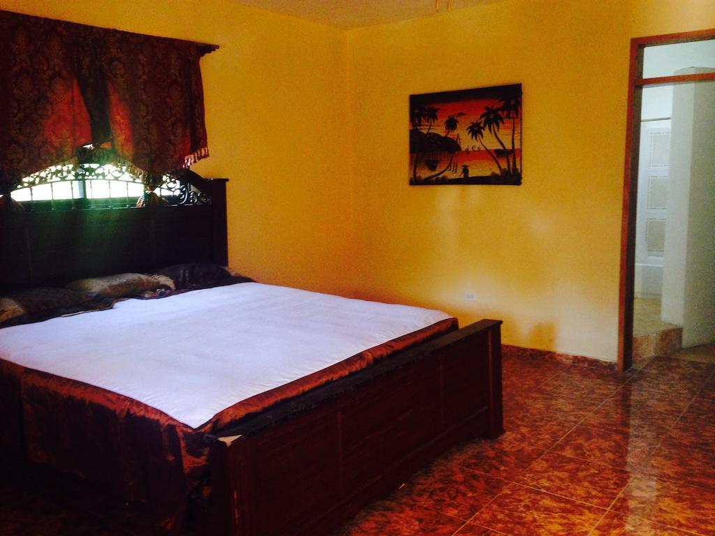 Le Dubourg Guesthouse Montrouis Zimmer foto