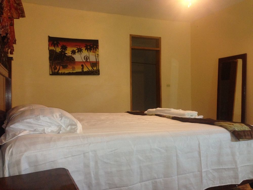 Le Dubourg Guesthouse Montrouis Exterior foto