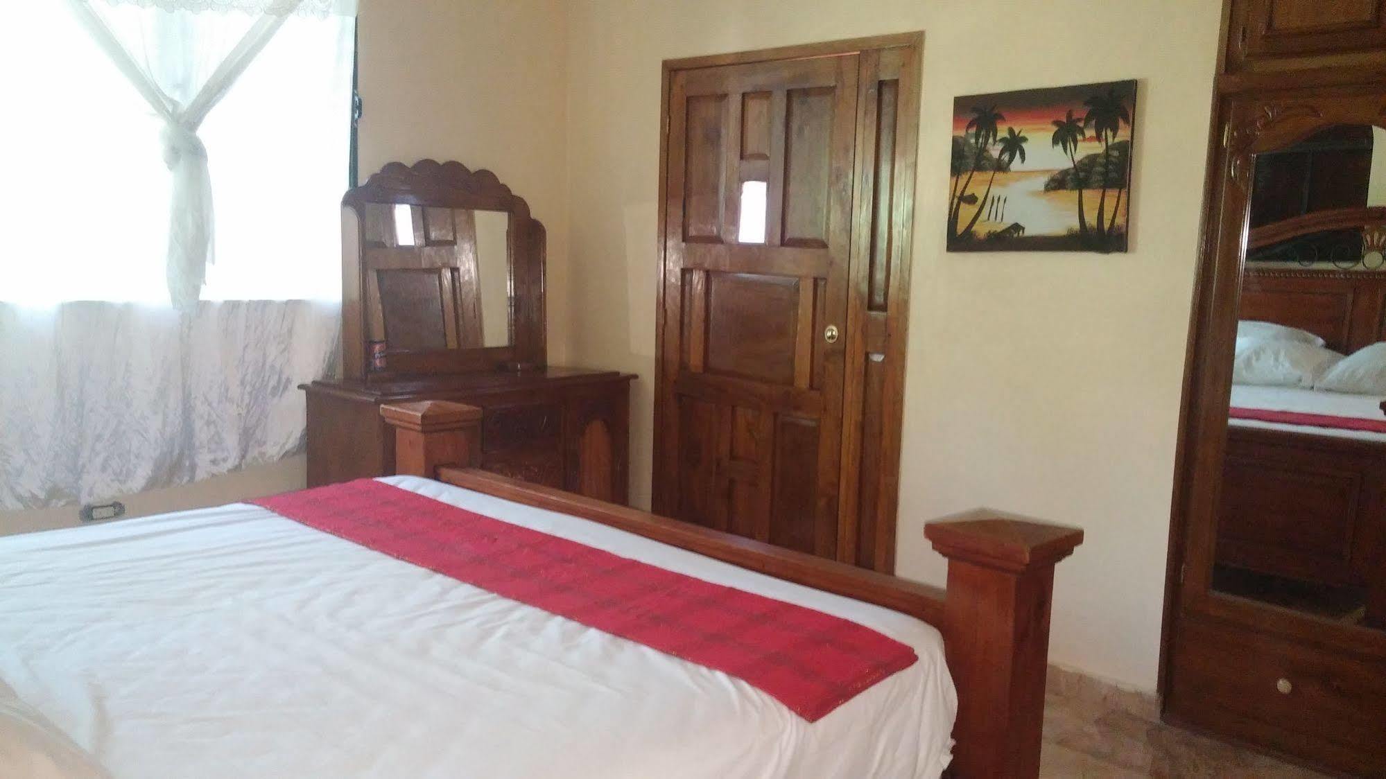 Le Dubourg Guesthouse Montrouis Exterior foto