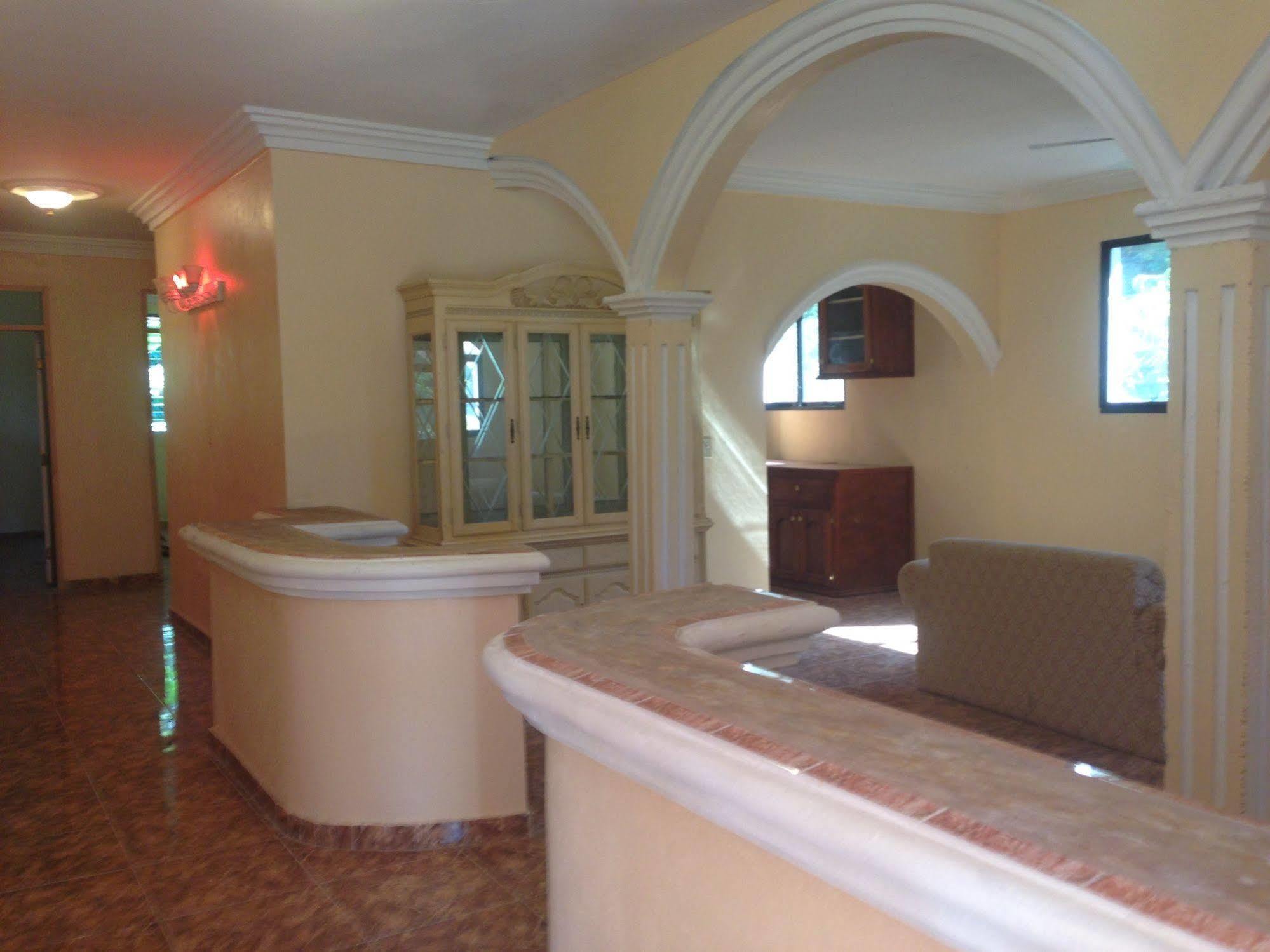 Le Dubourg Guesthouse Montrouis Exterior foto