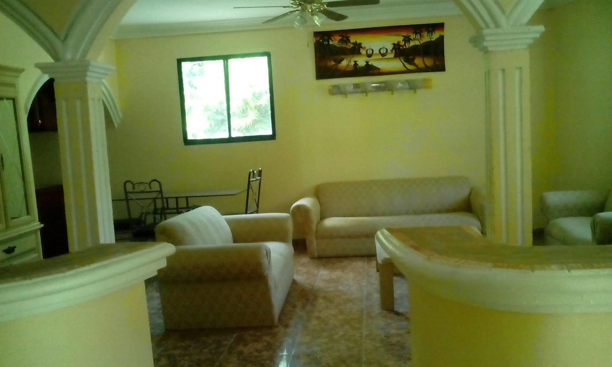 Le Dubourg Guesthouse Montrouis Exterior foto