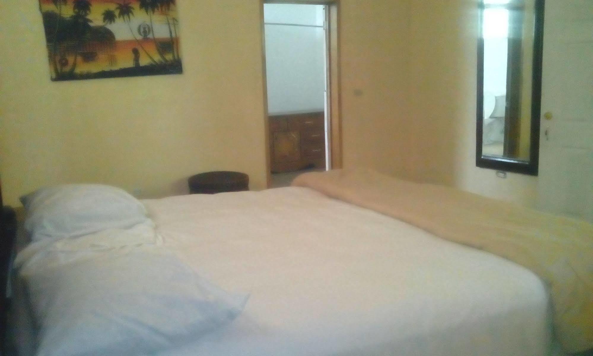 Le Dubourg Guesthouse Montrouis Exterior foto