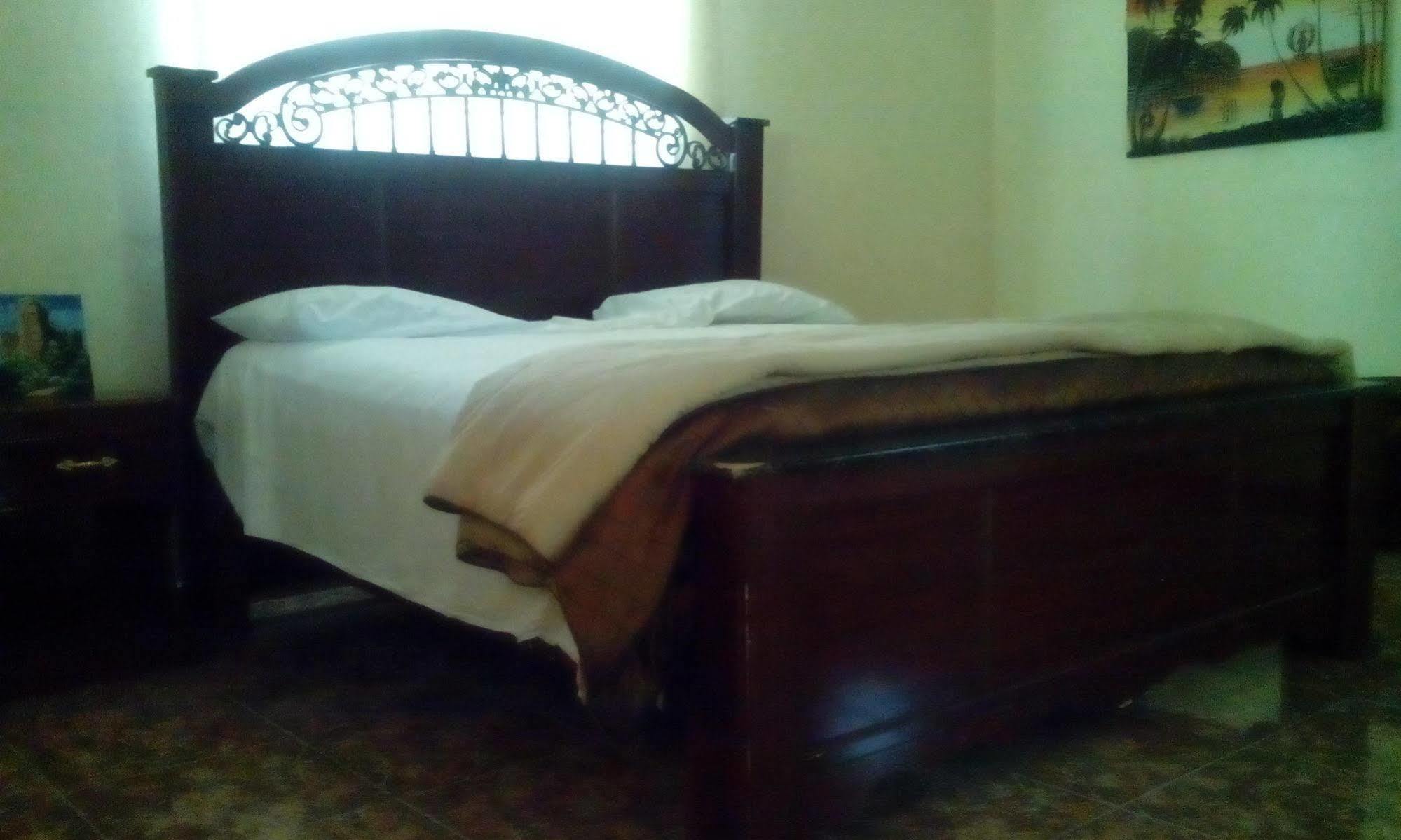Le Dubourg Guesthouse Montrouis Exterior foto
