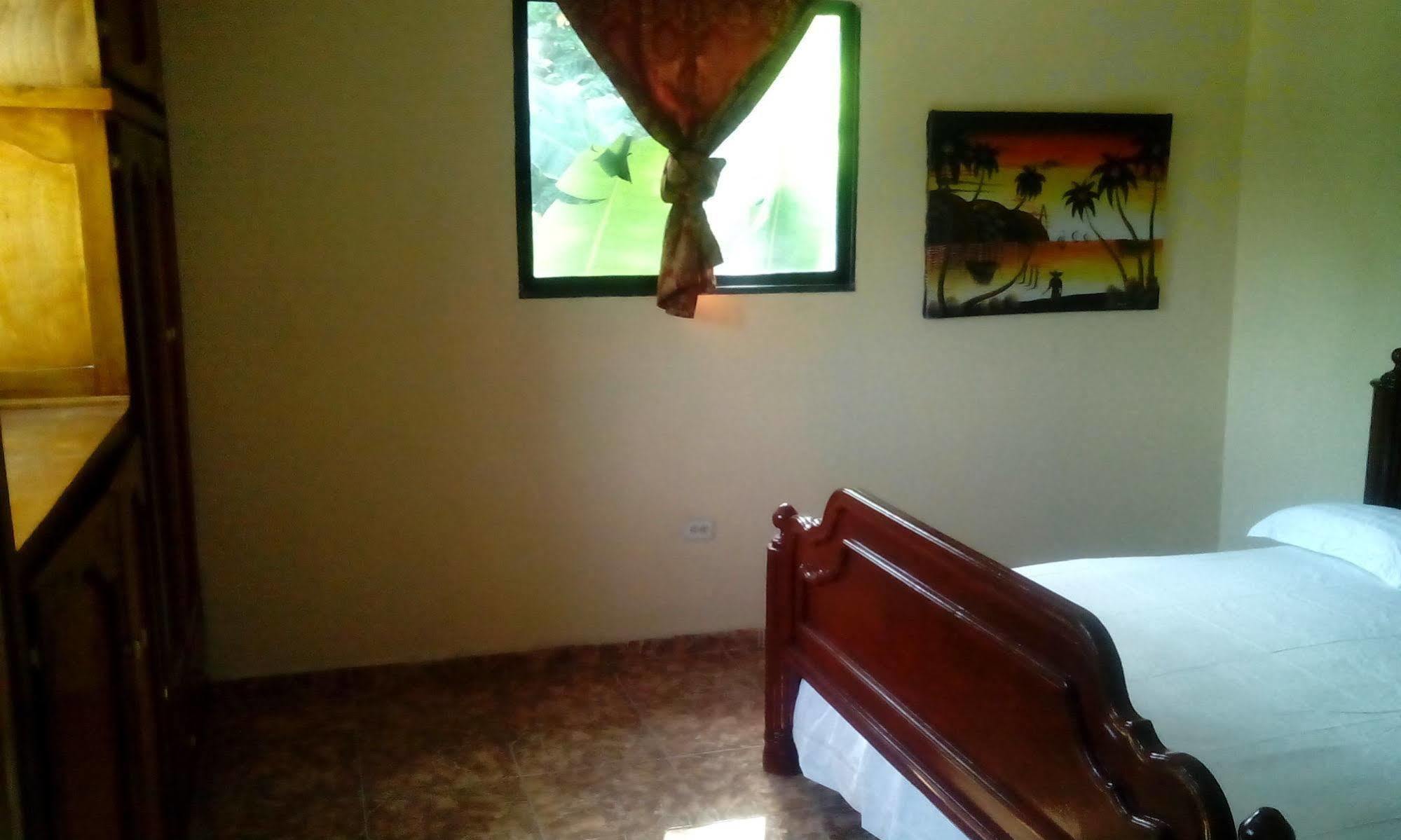 Le Dubourg Guesthouse Montrouis Exterior foto